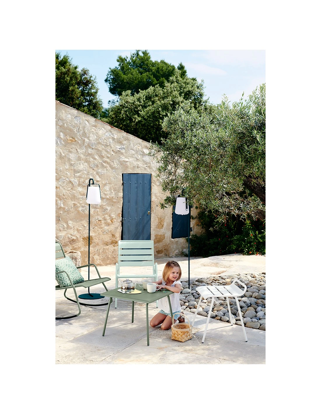 Fauteuil Bas Monceau Empilable En Métal - Vert Opaline 4 Fauteuil Bas Monceau Empilable En Métal - Vert Opaline – Image 2