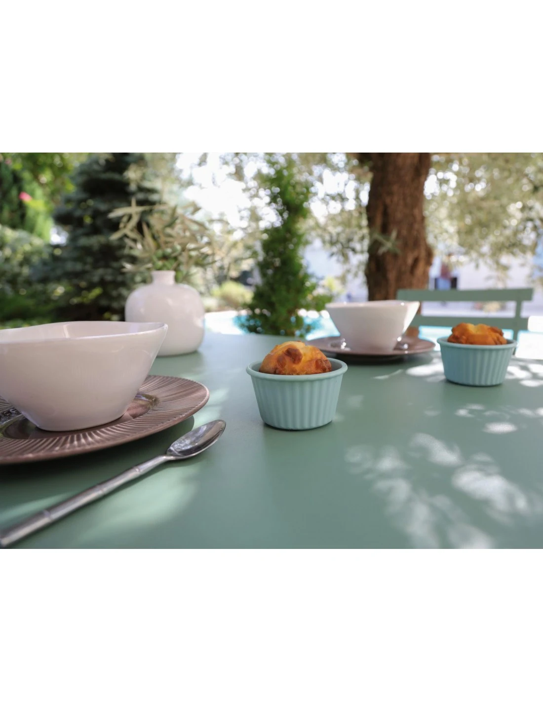 Guéridon Cuba Pliant 110x70 Cm - Acier époxy - Amande 5 Guéridon Cuba Pliant 110x70 Cm - Acier époxy - Amande – Image 3