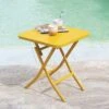 Table D'appoint Greensboro Carrée Pliante - Acier époxy - Moutarde 1 Table D'appoint Greensboro Carrée Pliante - Acier époxy - Moutarde -Petit Coin Vert Magasin table d appoint greensboro carree pliante acier epoxy moutarde