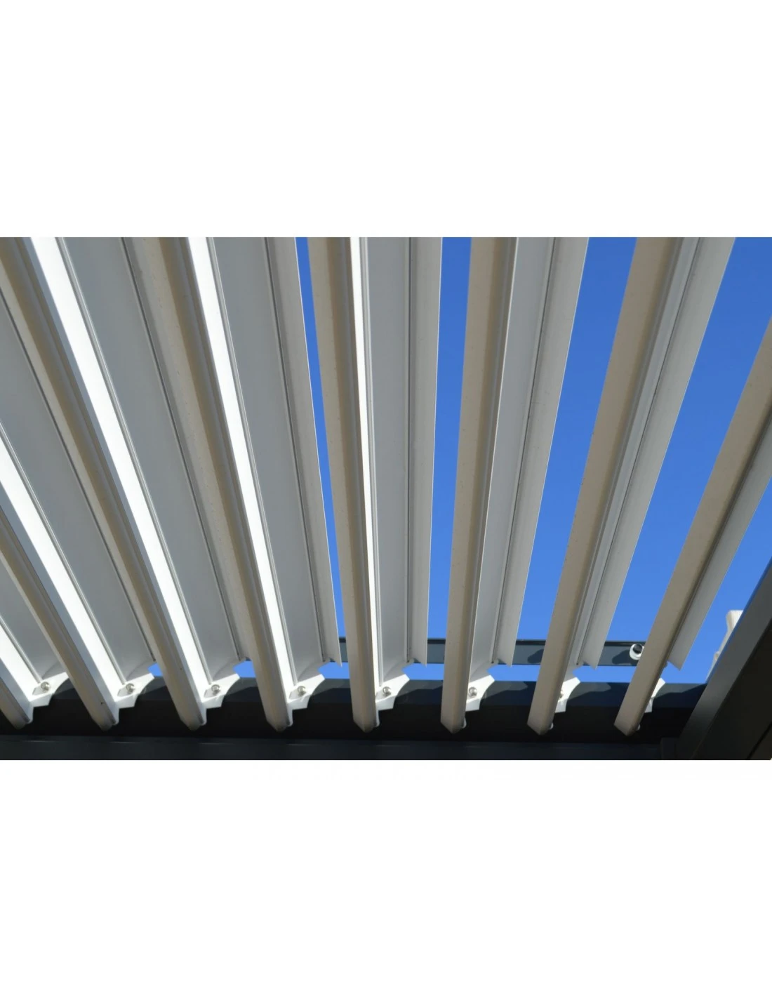 Tonnelle Bioclimatique Eris Manuel 4x4m En Aluminium Grey Blanc 8 Tonnelle Bioclimatique Eris Manuel 4x4m En Aluminium Grey Blanc – Image 6